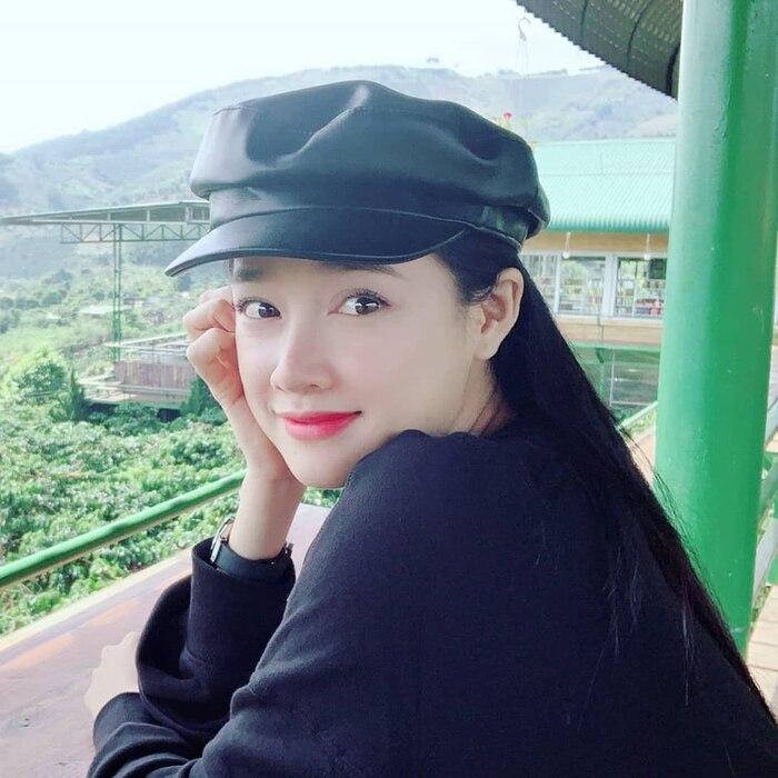 Nhã Phương khoe nhan sắc gợi cảm dù mất ngủ: Fan trầm trồ Đúng là trông mòn mắt-5