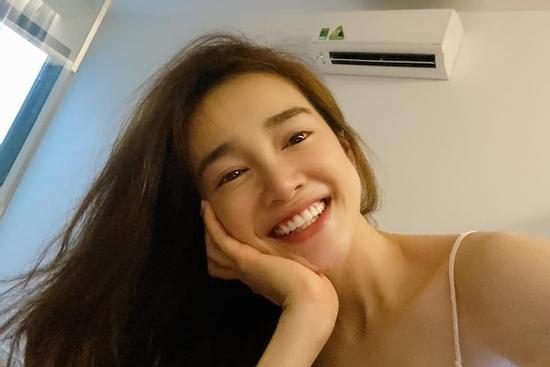 Nhã Phương khoe nhan sắc gợi cảm dù mất ngủ: Fan trầm trồ 'Đúng là trông mòn mắt'