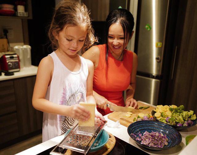 Cậu ấm cô chiêu nhà sao Việt làm nội trợ: Đâu phải nhà giàu là ngồi mát ăn bát vàng-13