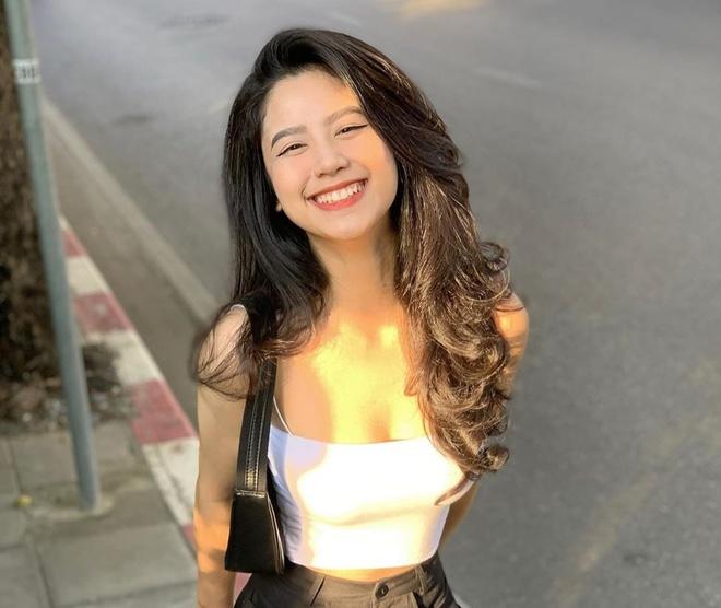 Hàn Hằng (sinh năm 1999) là hot girl nổi tiếng Instagram nhờ vóc dáng sexy, thường xuyên diện đồ gợi cảm và đăng ảnh lên mạng xã hội. Hot girl Thanh Hóa sở hữu gần 500.000 lượt theo dõi trang cá nhân, là gương mặt đại diện cho nhiều nhãn hàng.