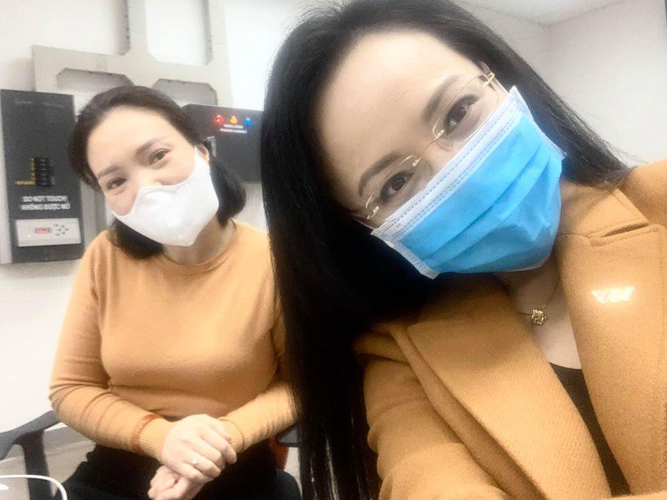 MC nổi tiếng VTV hé lộ ảnh hậu trường hiếm hoi trước giờ lên sóng mùa dịch Covid-19-1