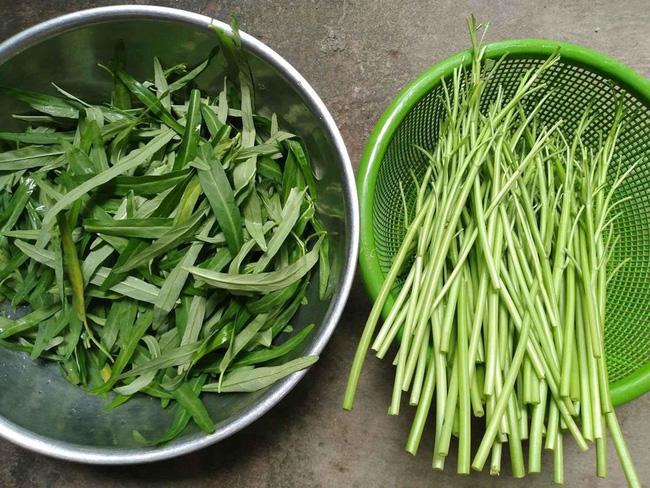 Nhiệt tình chỉ cách nhặt rau muống cho bạn, thanh niên suýt ngất khi bạn làm đúng như hướng dẫn nhưng kết quả thì sai quá sai-2