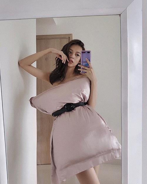 Ở nhà mùa dịch hết trổ tài nấu nướng, chơi TikTok,