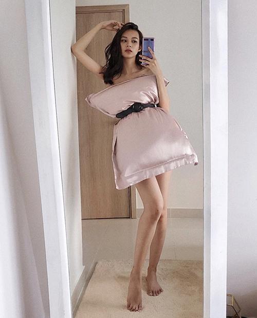 Phí Phương Anh hưởng ứng nhiệt liệt trào lưu này với chiếc gối ánh hồng, khai thác được đôi chân dài nuột nà.
