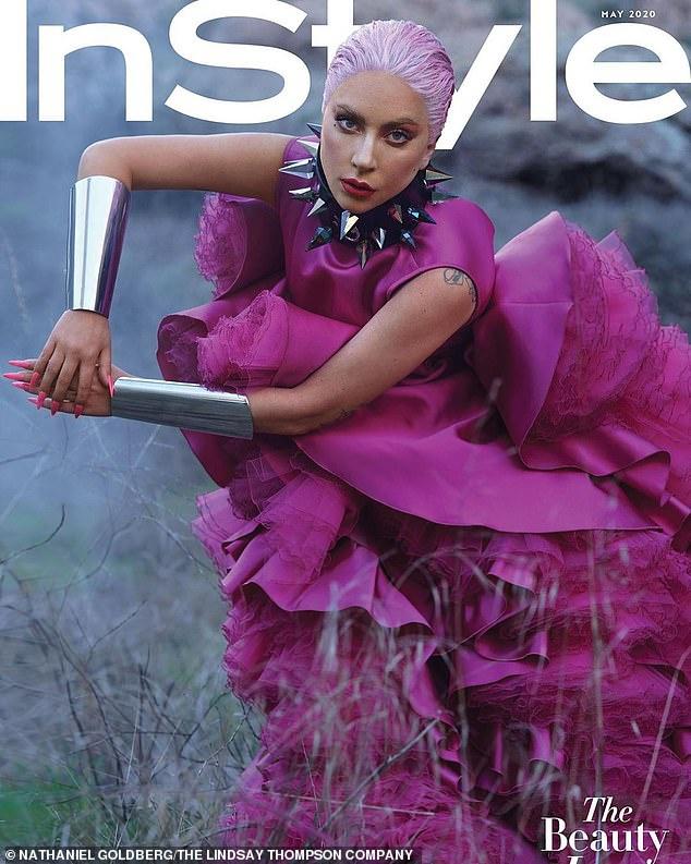 Lady Gaga được bế đến chỗ chụp ảnh vì sợ bẩn váy-1