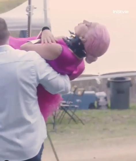 Lady Gaga được bế đến chỗ chụp ảnh vì sợ bẩn váy-2