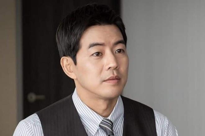 Lee Sang Yoon: Tài tử 39 tuổi đảm nhận vai nam chính Park Sung Joon trong bộ phim VIP (Vị khách VIP), lên sóng vào cuối năm ngoái. Nhân vật của anh có sự nghiệp thành công, gia đình êm ấm bên người vợ xinh đẹp, tài giỏi Na Jung Sun (Jang Nara). Song, Park Sung Joon lại tự mình đạp đổ hạnh phúc bằng việc ngoại tình với chính đồng nghiệp trong công ty của anh và Na Jung Sun. Sự phản bội và nét tính cách nhu nhược, hèn nhát của nhân vật nói trên trở thành cái gai trong mắt người hâm mộ bộ phim.