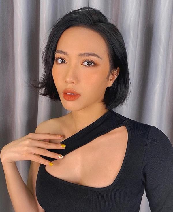 Suốt thời gian ở nhà vì dịch bệnh, Diệu Nhi làm đủ trò hài hước gây cười cho mọi người, và giờ cô đã chuyển qua tiết mục coi tử vi.