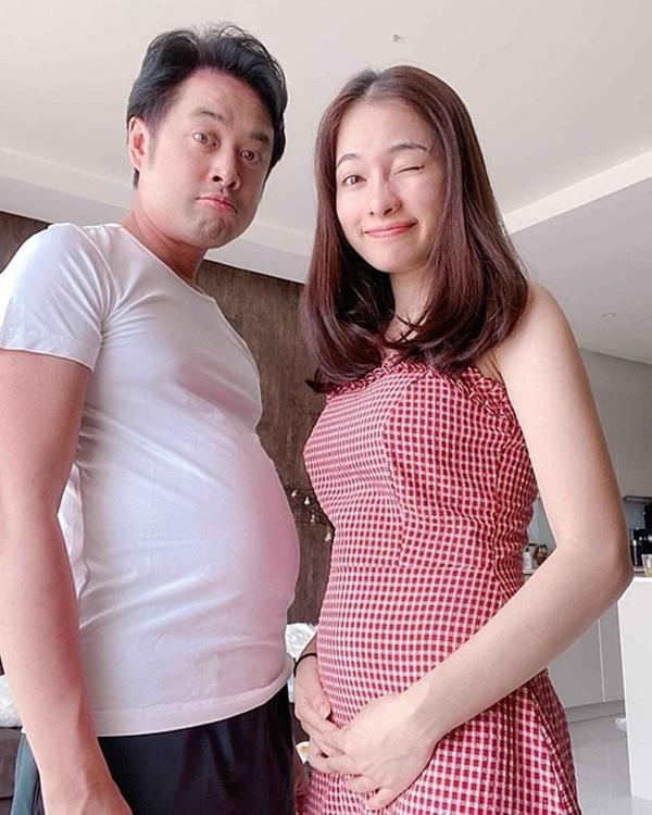 Vợ chồng Dương Khắc Linh - Sara Lưu nghỉ dịch ở nhà, ăn quá nhiều nên giờ cả hai so xem bụng ai to hơn.