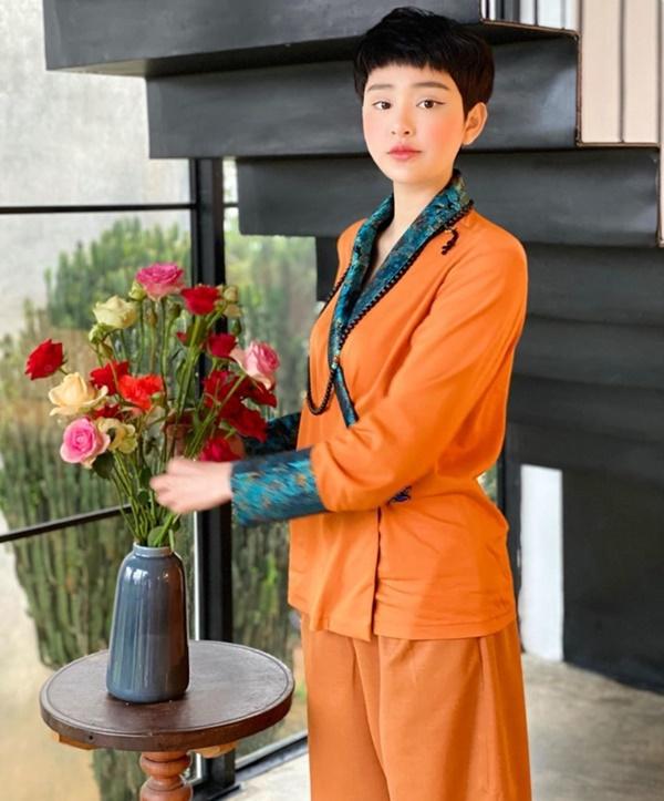 Hiền Hồ dịu dàng: "Dạo này thích mặc mấy bộ đồ. Vừa dễ mặc vừa nhiều màu sắc dễ chịu".
