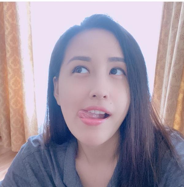 Mở đầu tin sao Việt là hình ảnh gương mặt sảng khoái của Mai Phương Thúy sau khi được ăn no. Vì phải thường xuyên ăn kiêng giảm cân nên nàng hậu 8x liên tục kêu than đói bụng. Và khi được ăn một bữa no nê, cô như lấy lại sức sống.