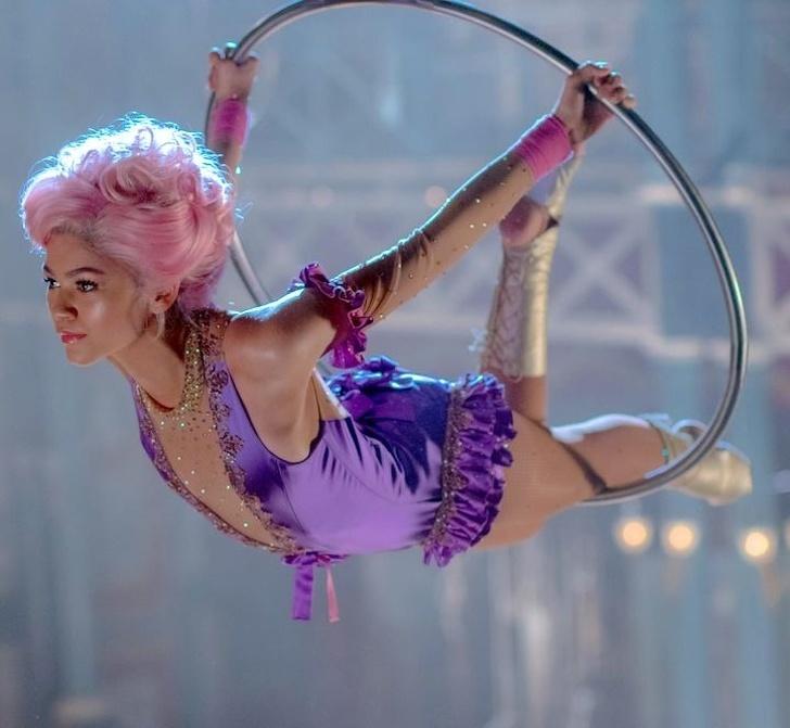 Zendaya - The Greatest Showman.

Đạo diễn muốn dùng ít diễn viên đóng thế nhất có thể nên 