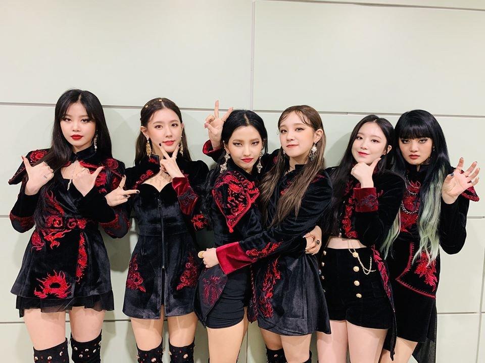 (G)I-DLE ký hợp đồng độc quyền với Republic Records để chuẩn bị cho kế hoạch Mỹ tiến. Đây là hãng thu âm của Universal Music Group, quản lý Ariana Grande, Drake, Taylor Swift, Jonas Brothers, Nicki Minaj...