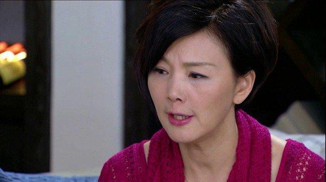 Về ra mắt bị chê bán hoa quả xách dép cho chồng, tôi chìa xấp giấy khiến họ biến sắc-1