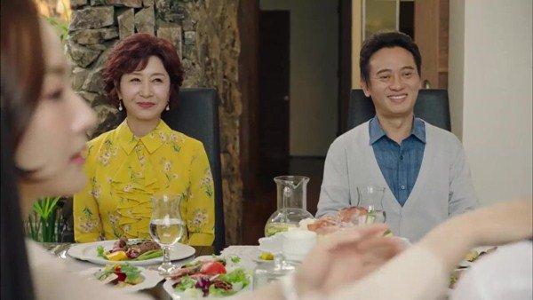 Về ra mắt bị chê bán hoa quả xách dép cho chồng, tôi chìa xấp giấy khiến họ biến sắc-2