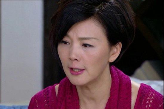 Về ra mắt bị chê bán hoa quả 'xách dép' cho chồng, tôi chìa xấp giấy khiến họ biến sắc