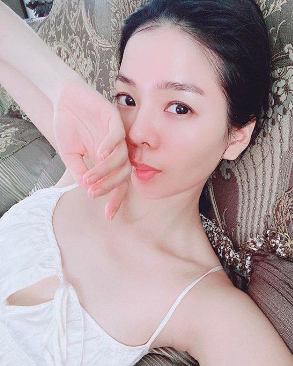 Ở nhà tránh dịch, Lệ Quyên áp dụng nguyên tắc 4 không để giữ gìn nhan sắc trẻ đẹp-4