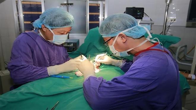 Bé trai 14 tuổi hoại tử tinh hoàn do bị chẩn đoán nhầm bệnh-1