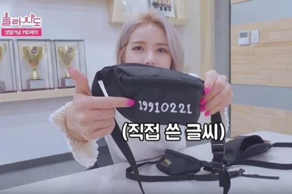 Thành viên MAMAMOO hết diện váy lộ vòng 3 đến xé toạc áo lộ nội y-6