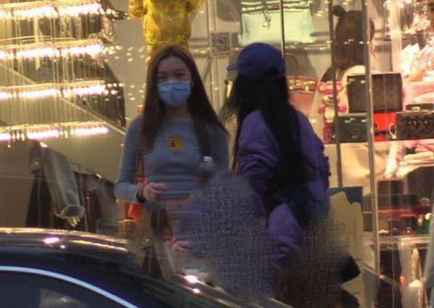 Con gái 13 tuổi của Lý Á Bằng - Vương Phi khoe vóc dáng như thiếu nữ-7