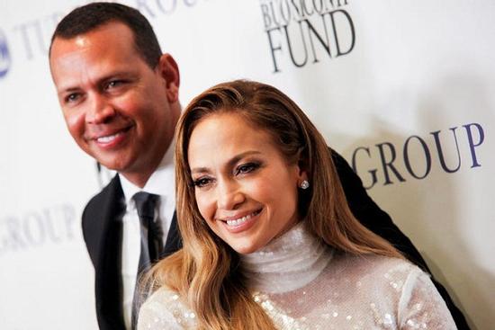 Những cặp đôi nổi tiếng phải hoãn cưới vì lo ngại dịch Covid-19