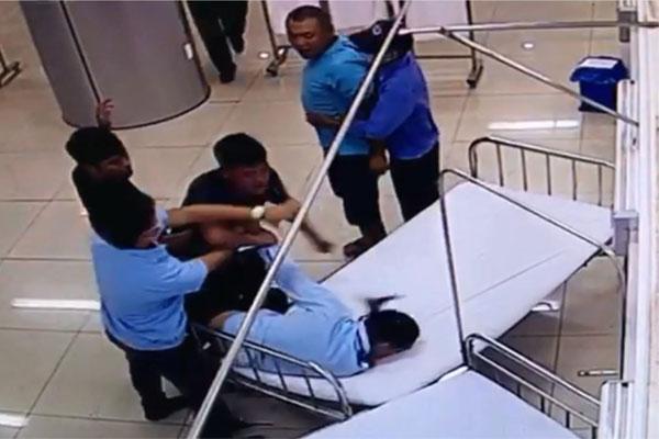 Clip: Chở người đi cấp cứu, nhóm đối tượng ở Đắk Lắk lao vào đánh nhân viên bệnh viện rồi tông chết người-2