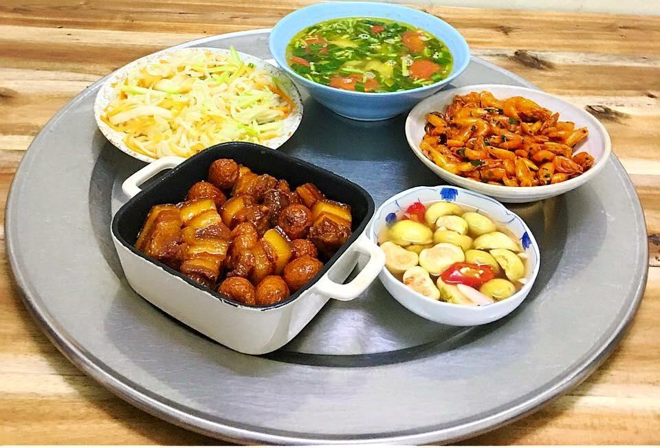 Ở nhà cách ly xã hội, vợ cả ngày nấu ăn và luôn miệng hỏi thích ăn gì-1