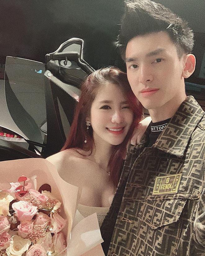 Hotgirl tiếp viên hàng không vén áo cho con bú khiến dân mạng thi nhau thắc mắc-2