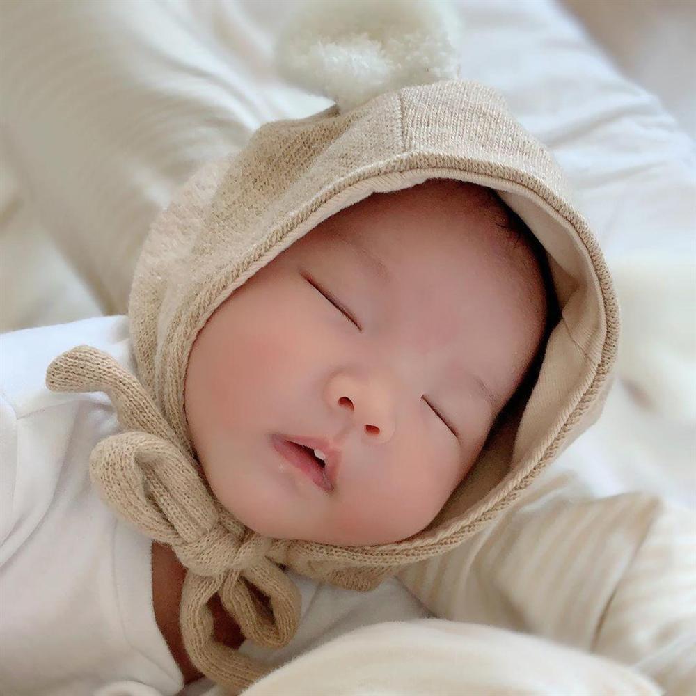 Hotgirl tiếp viên hàng không vén áo cho con bú khiến dân mạng thi nhau thắc mắc-4