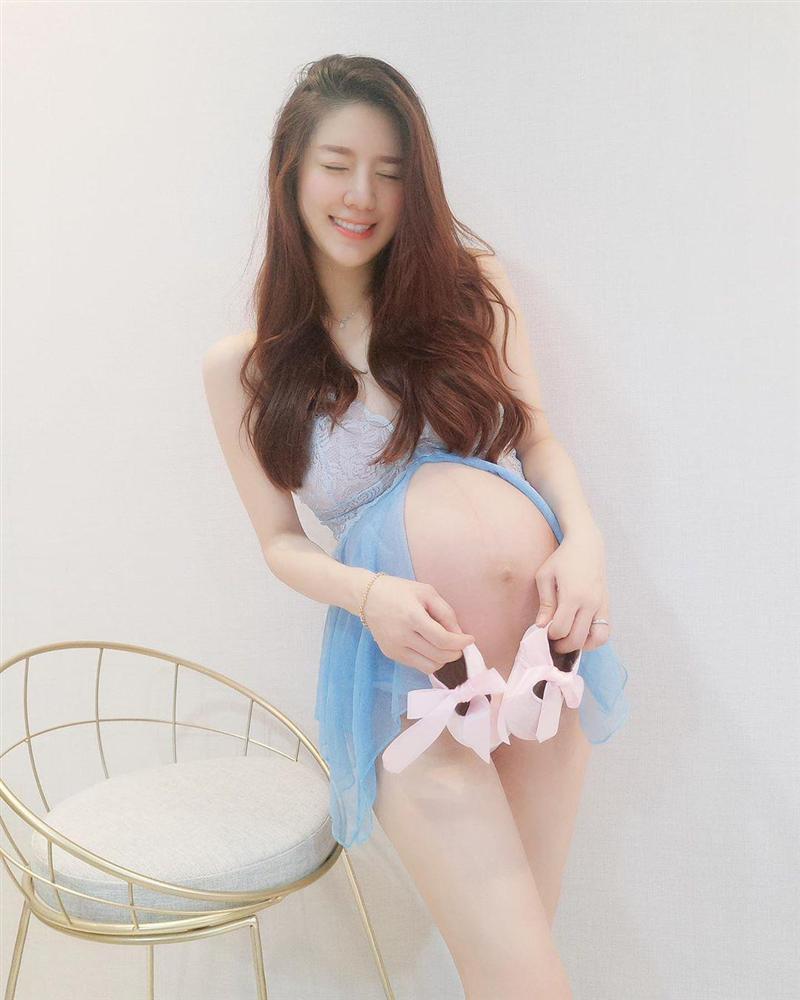 Hotgirl tiếp viên hàng không vén áo cho con bú khiến dân mạng thi nhau thắc mắc-7