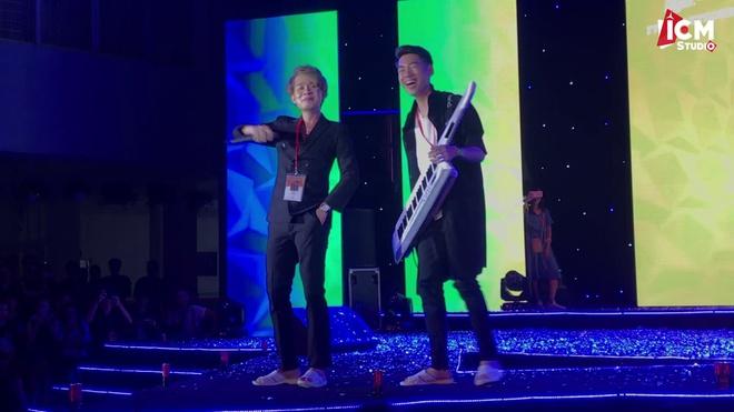 Quyền Linh, Jack không ngại mang dép tổ ong lên sân khấu-3