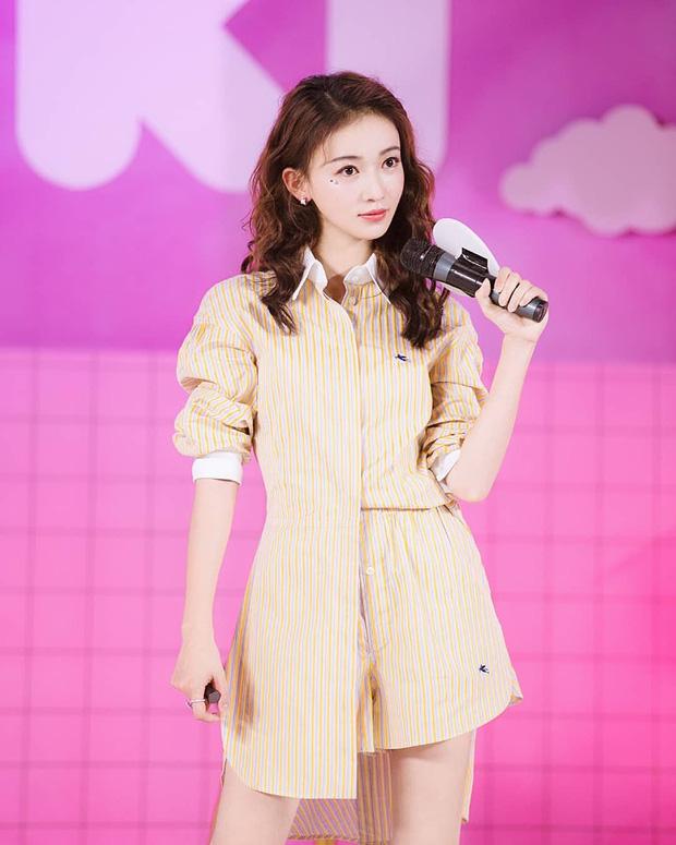 Đụng hàng với đàn em Ngô Cẩn Ngôn, Triệu Vy - Dương Mịch thể hiện đẳng cấp thời trang-4