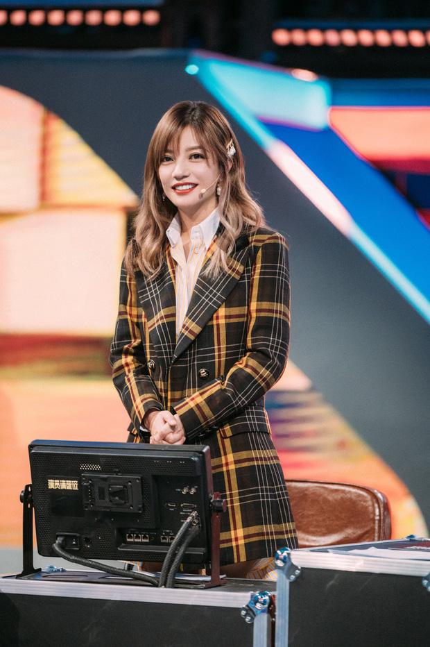 Đụng hàng với đàn em Ngô Cẩn Ngôn, Triệu Vy - Dương Mịch thể hiện đẳng cấp thời trang-1