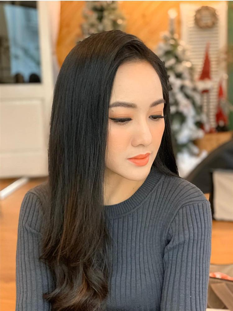 BTV Hoài Anh 40 năm giữ trọn mái tóc thề, tạo nên điểm nhấn trong vũ trụ nhan sắc VTV-4