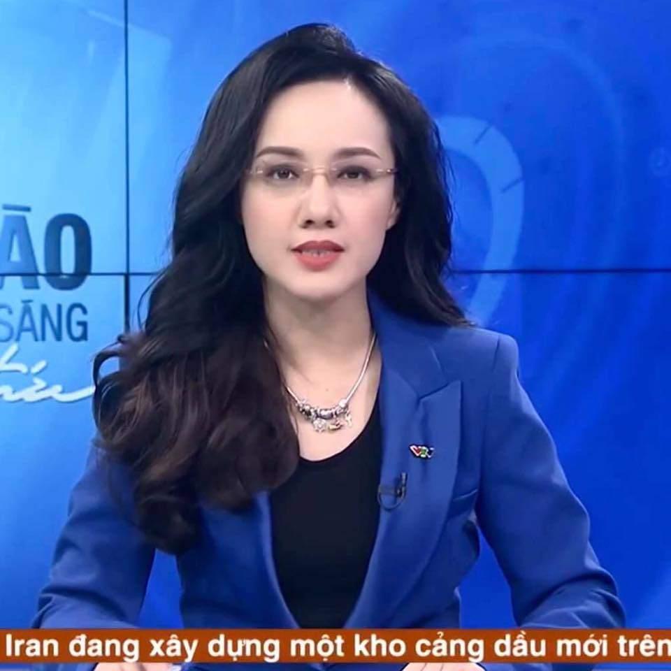 BTV Hoài Anh 40 năm giữ trọn mái tóc thề, tạo nên điểm nhấn trong vũ trụ nhan sắc VTV-7