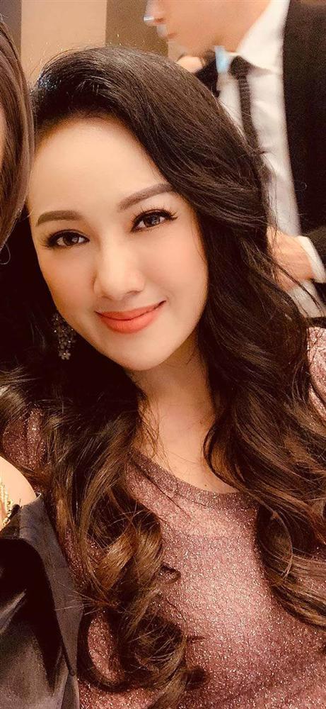 BTV Hoài Anh 40 năm giữ trọn mái tóc thề, tạo nên điểm nhấn trong vũ trụ nhan sắc VTV-9