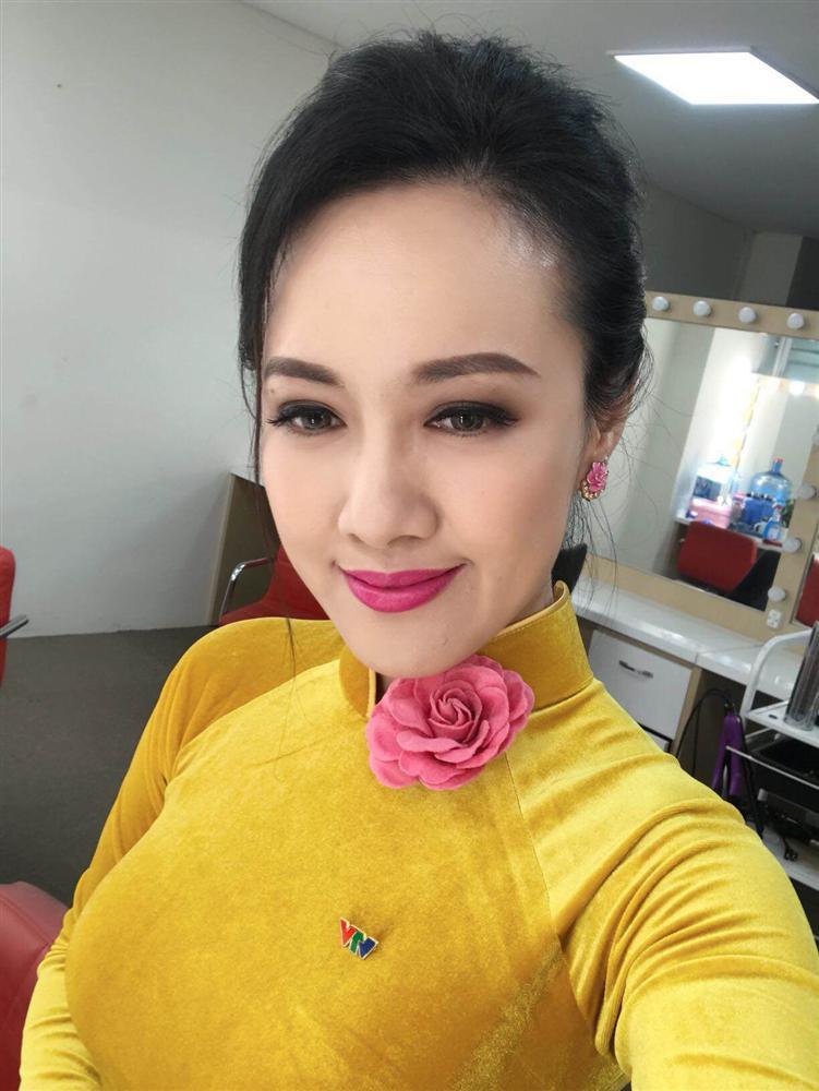 BTV Hoài Anh 40 năm giữ trọn mái tóc thề, tạo nên điểm nhấn trong vũ trụ nhan sắc VTV-10