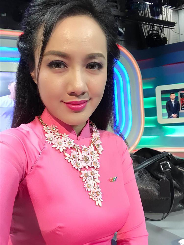 BTV Hoài Anh 40 năm giữ trọn mái tóc thề, tạo nên điểm nhấn trong vũ trụ nhan sắc VTV-11