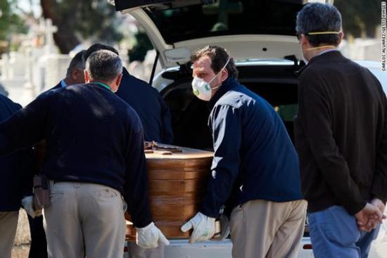 Tâm dịch Covid-19 Tây Ban Nha: Mỗi tang quyến có 5 phút tiễn biệt người thân, 'nghĩa tử' chưa bao giờ vội vàng và đớn đau đến thế!