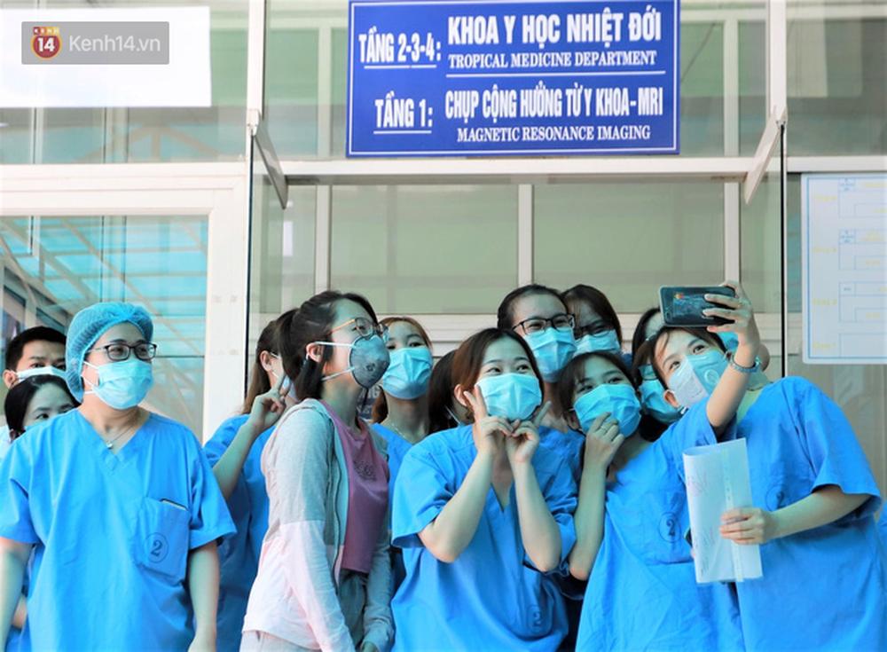 Nụ cười sau lớp khẩu trang của các bác sĩ chữa khỏi 6 ca bệnh Covid-19 ở Đà Nẵng: Tổ quốc gọi, chúng tôi luôn sẵn sàng. Chúng tôi không e sợ!-1