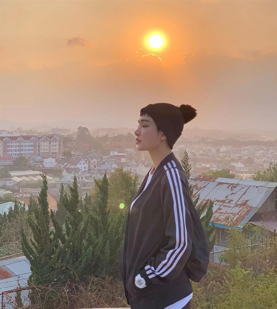 Linh Ka lấy gối làm váy như công chúa - Thúy Vi diện đầm ống sexy-4