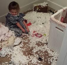 Vợ nhờ trông con, anh chồng vừa hút mồi thuốc lào rồi vội vào thì chết lặng khi thấy hiện trường-5