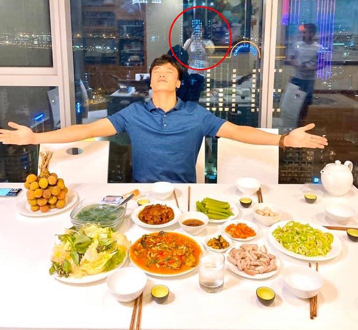 Chỉ 1 bức ảnh, thủ môn Bùi Tiến Dũng dính nghi vấn có bạn gái mới-2