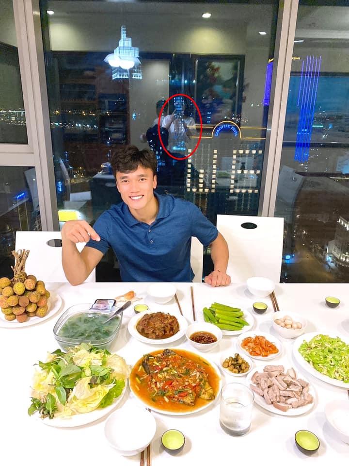 Chỉ 1 bức ảnh, thủ môn Bùi Tiến Dũng dính nghi vấn có bạn gái mới-3