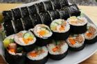 Tự làm sushi cuộn rong biển chuẩn vị nhất