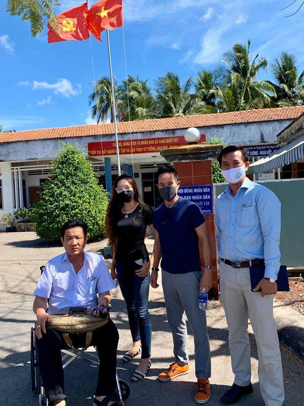 Lý Hải Minh Hà mặc giản dị đi từ thiện mà vẫn sang trọng ngời ngời-7