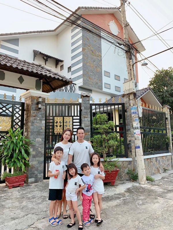 Lý Hải Minh Hà mặc giản dị đi từ thiện mà vẫn sang trọng ngời ngời-11