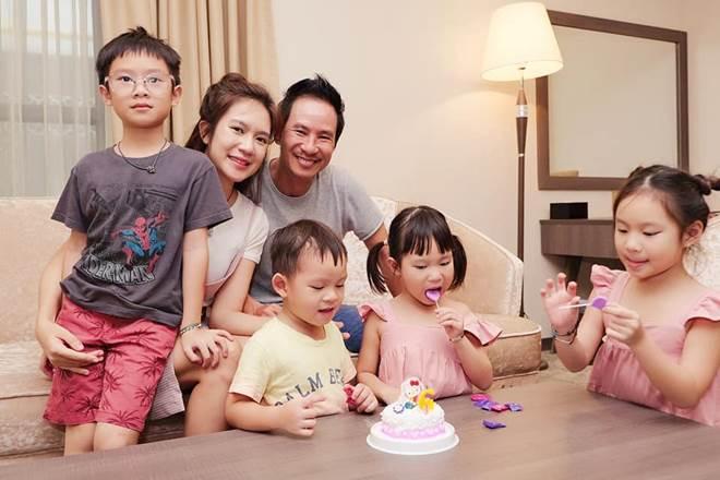 Lý Hải Minh Hà mặc giản dị đi từ thiện mà vẫn sang trọng ngời ngời-9