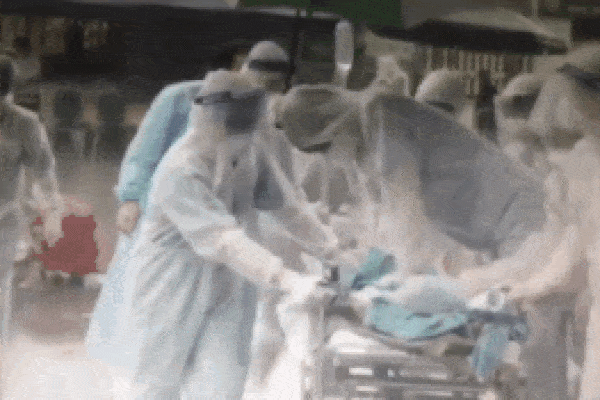 Chính thức dỡ cách ly, các bác sĩ Bệnh viện Bạch Mai òa khóc trong vui mừng-10