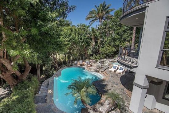 Bên trong biệt thự mới tậu gần 5 triệu USD của Selena Gomez